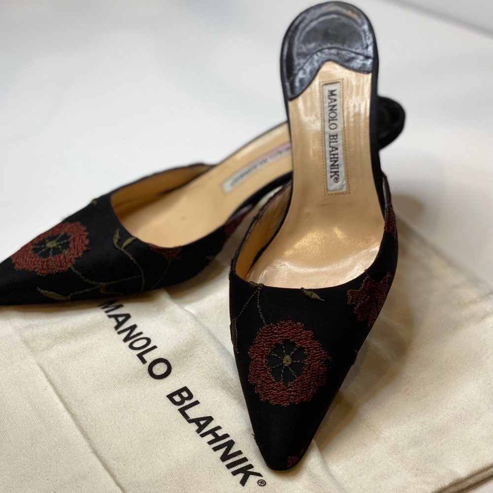 💣 Manolo Blahnik Mules.